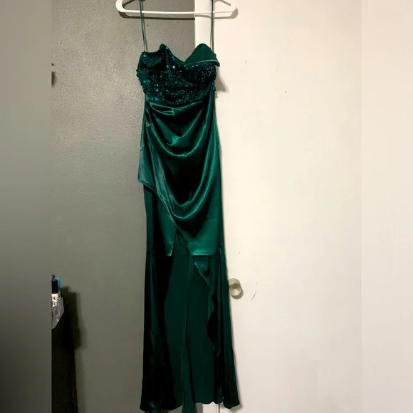 green emerald velvet dress Emerald Green Beaded Open Back V Neck Dress With Rhinestones main image 0